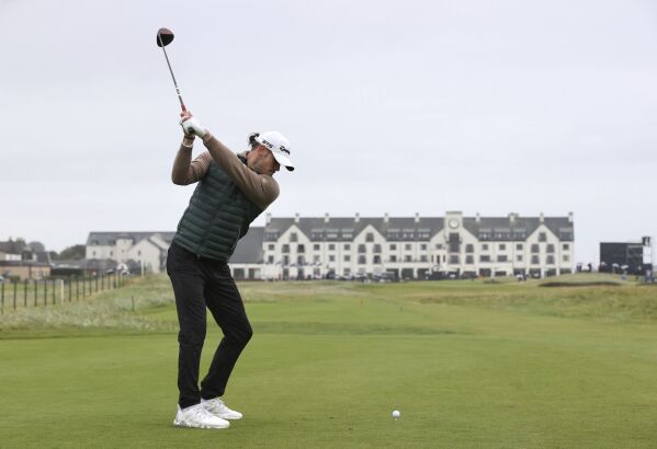 Uihlein Soderberg and Arnaus share lead at Dunhill Links